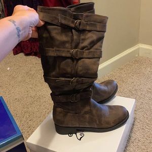 Size 8 2 lips Too tidying boots